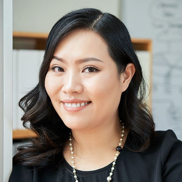 attractive business woman yhlctuz min.jpg