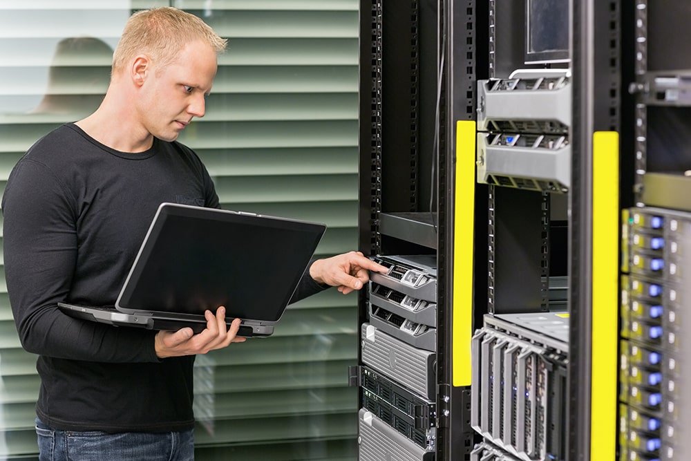 it consultant working with servers p9z8p7x min.jpg