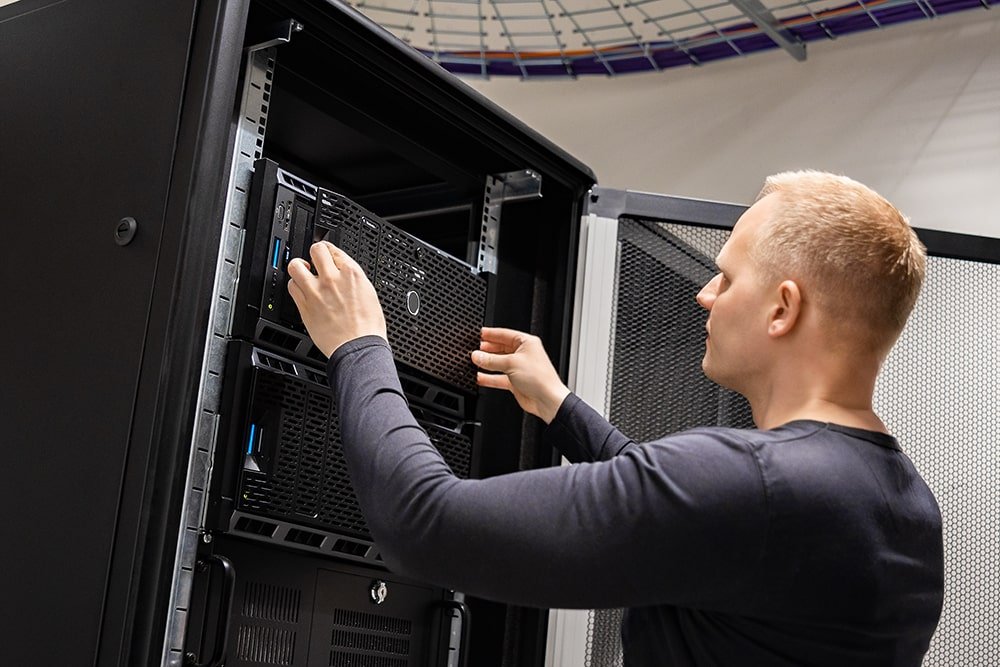 it engineer working with servers in datacenter q3a7vse min.jpg
