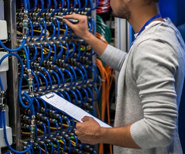 it professional working with servers 6lybp4w min.jpg